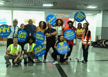 Receptivo no Aeroporto celebra o samba e recebe turistas do Carnaval
