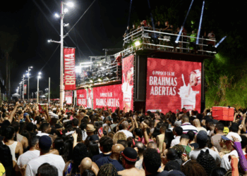 Léo Santana comanda Pipoco e arrasta multidão no pré-Carnaval de Salvador