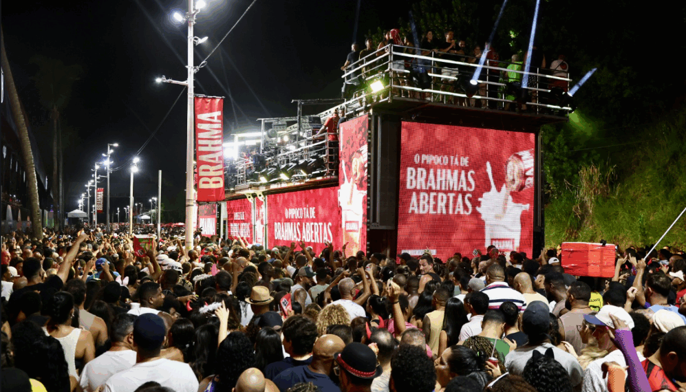 Léo Santana comanda Pipoco e arrasta multidão no pré-Carnaval de Salvador