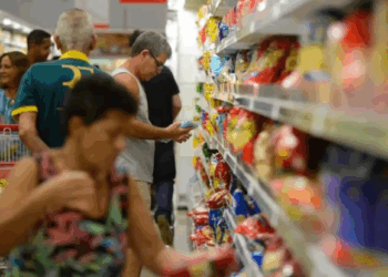 Supermercados vão fechar aos domingos a partir do próximo mês