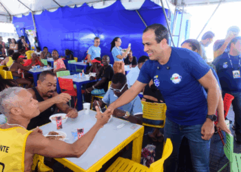 Prefeito visita ambulantes no Circuito Dodô