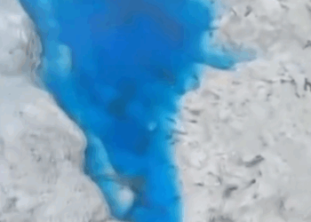 Moradores denunciam manchas em praia de Salvador