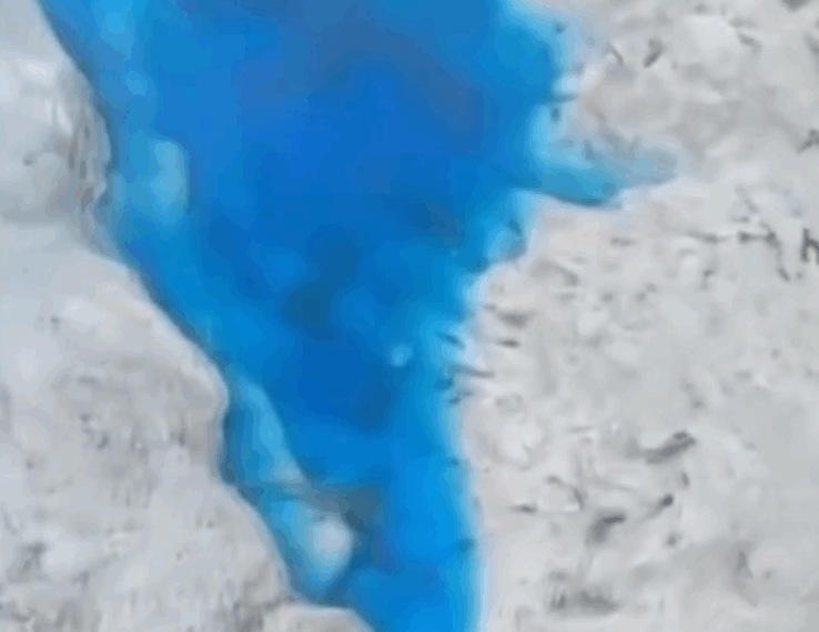 Moradores denunciam manchas em praia de Salvador