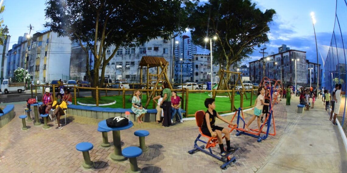 Prefeitura entrega praça requalificada no Marback