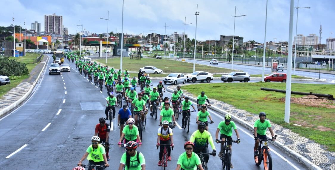 Pedal da Cidade reúne ciclistas na orla de Salvador