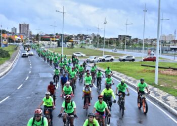 Pedal da Cidade reúne ciclistas na orla de Salvador