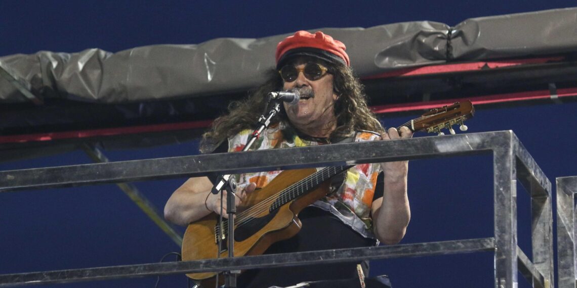 Praça Castro Alves ganha estátua de Moraes Moreira