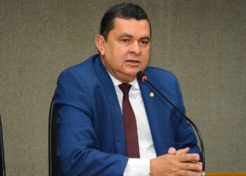 Deputado interrompe show e cita ‘Emenda Tayrone’