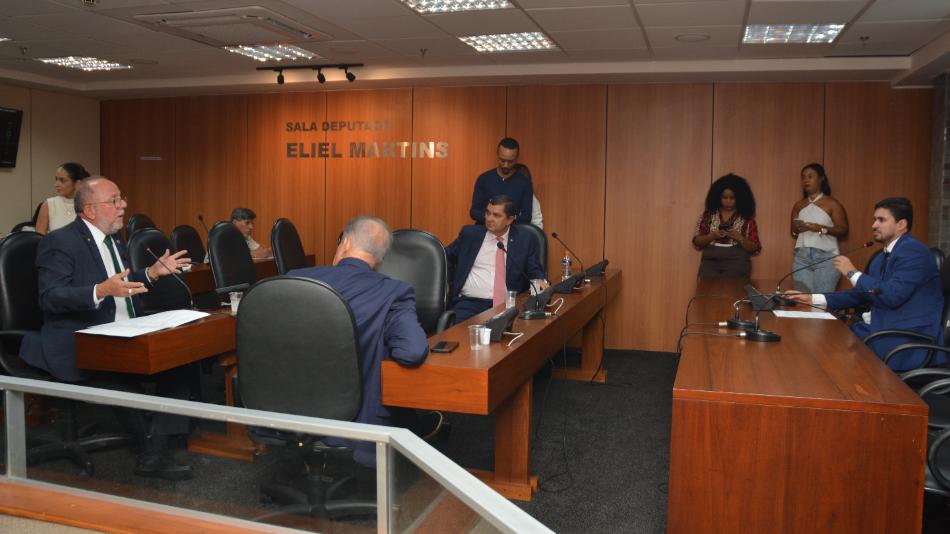 Deputados cobram explicações sobre a regulação da saúde em reunião na ALBA