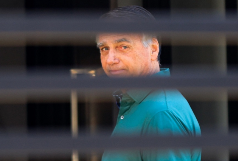Bolsonaro recebe alta e ficará em prisão domiciliar temporária