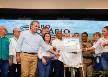 Jerônimo participa de feira agro e anuncia ações em Correntina