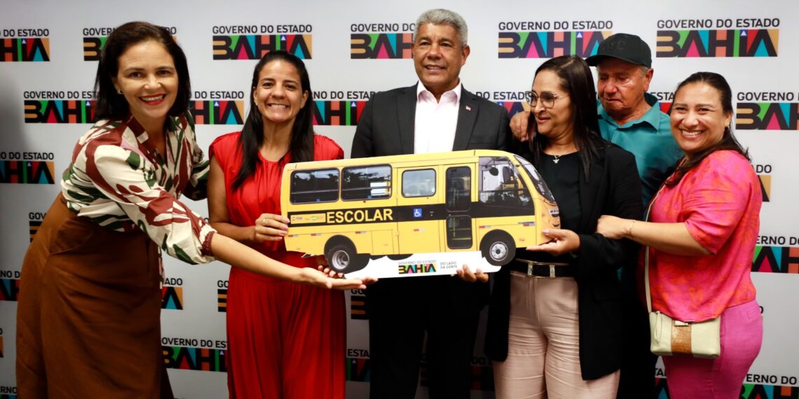 Governador entrega ônibus escolar em Salvador