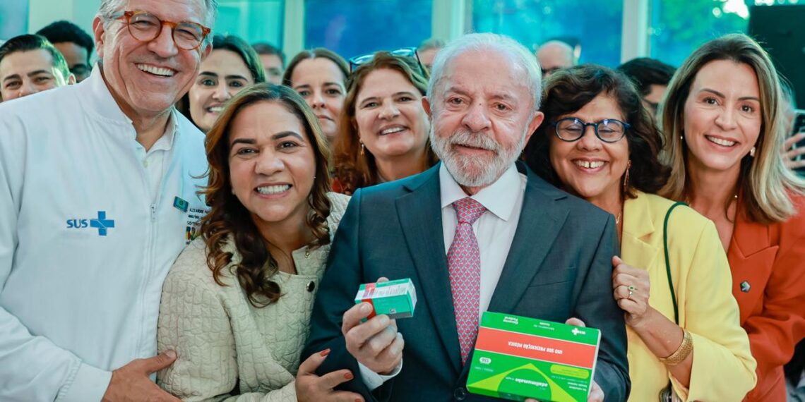 Bahia marca presença em visita de Lula e Padilha à fábrica de produção de medicamentos