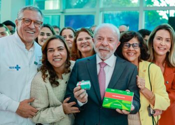 Bahia marca presença em visita de Lula e Padilha à fábrica de produção de medicamentos