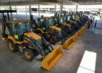 Nove municípios recebem retroescavadeiras do Estado