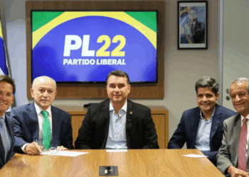 ACM Neto e Flávio Bolsonaro tratam de aliança na Bahia