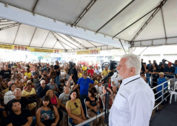 Mulher interrompe Wagner em ato do PT na BA