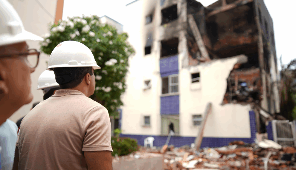 Bruno Reis vistoria prédio após incêndio no Stiep