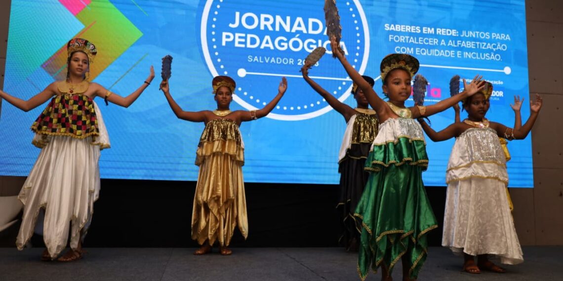 Jornada Pedagógica discute bolsa para alunos da EJA