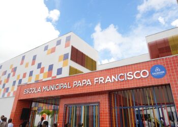 Prefeitura inaugura escola para mil alunos em Salvador