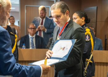 Comenda Luís Eduardo Magalhães é entregue a Hugo Motta