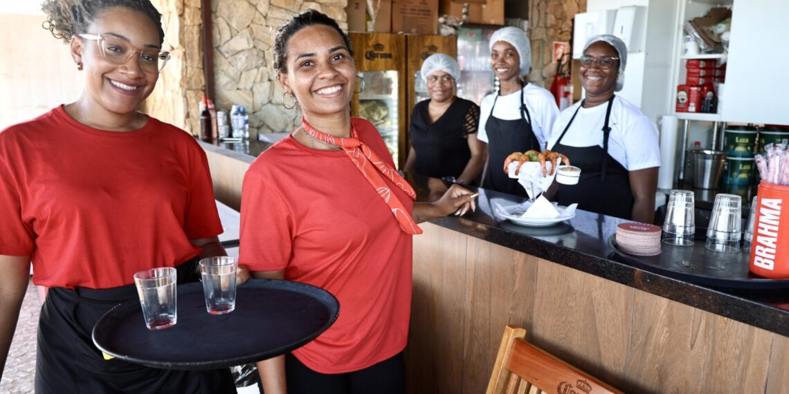 Salvador lidera geração de empregos no Nordeste e cria mais de 5,6 mil postos formais em março de 2026