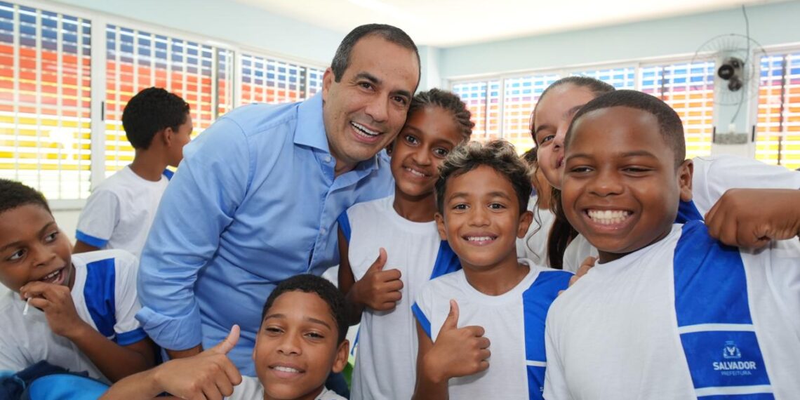 Prefeitura de Salvador entrega escola totalmente reconstruída em Paripe