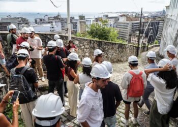 Caminhada guiada na Ladeira da Misericórdia debate memória urbana em Salvador
