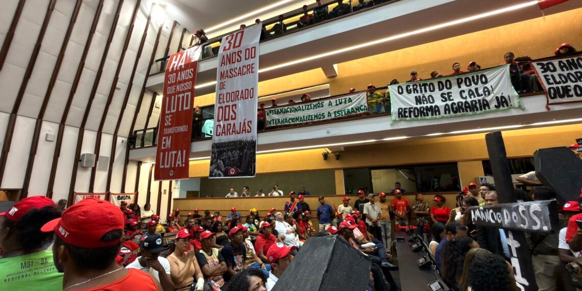 MST realiza ato político na Alba no Dia de Luta pela Reforma Agrária