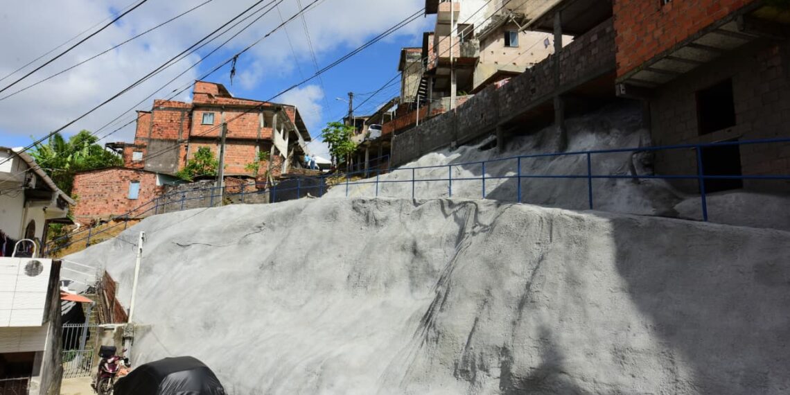 Prefeitura de Salvador chega a 587 áreas de risco protegidas com aplicação de geomanta em Nova Brasília