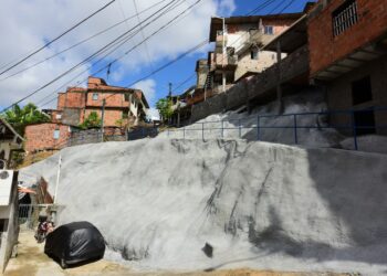 Prefeitura de Salvador chega a 587 áreas de risco protegidas com aplicação de geomanta em Nova Brasília