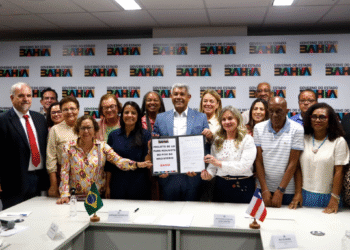 Jerônimo Rodrigues encaminha à Alba projeto de lei que garante piso do magistério acima do nacional