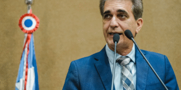 Robinson critica renovação da concessão da Coelba