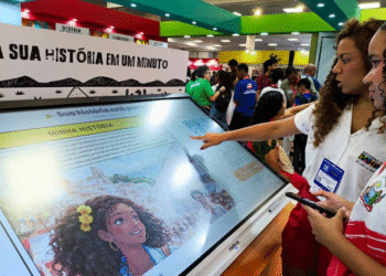 Totem com inteligência artificial é destaque do estande do Governo, na Bienal do Livro da Bahia