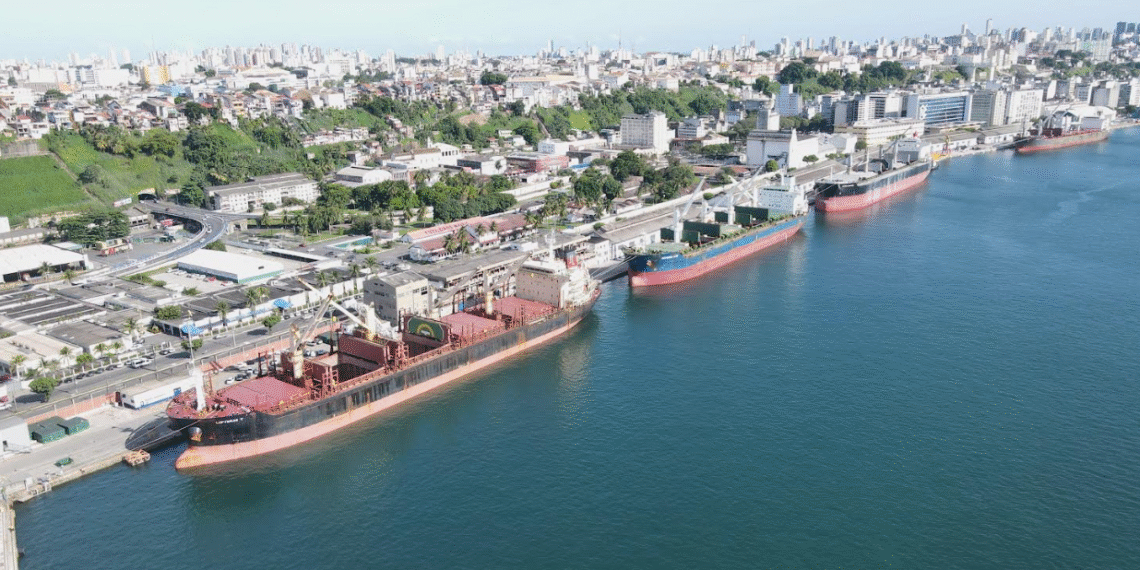 Porto de Salvador registra movimentação histórica de navios graneleiros