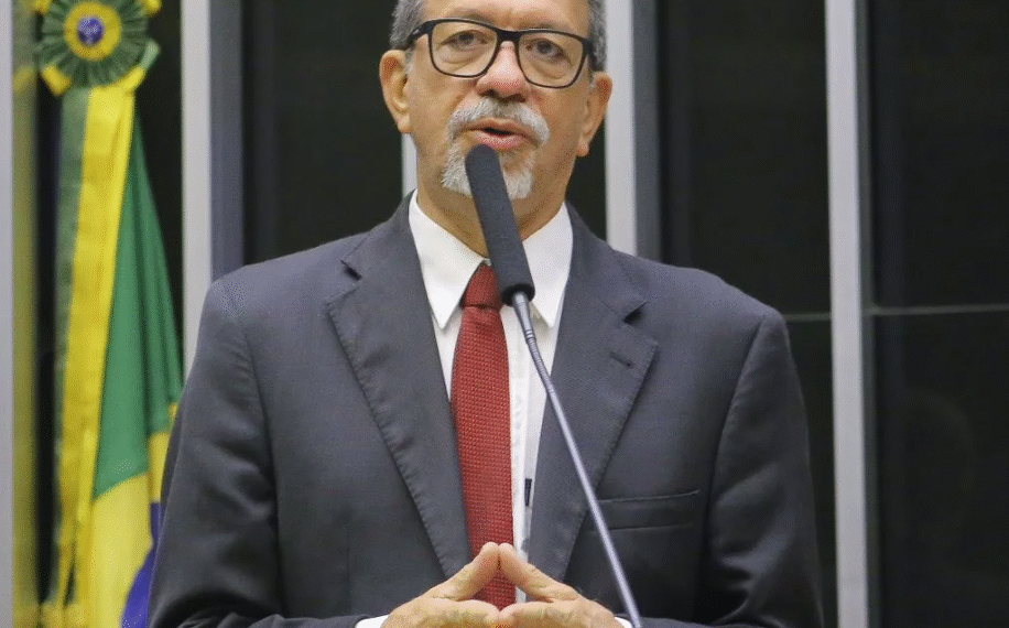 Afonso Florence lidera mobilização pelo fim da escala 6×1