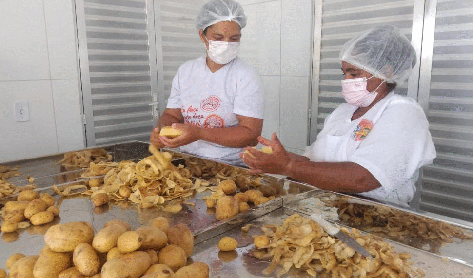 Agroindústria familiar impulsiona renda de mulheres em assentamento de Ourolândia