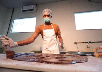 Chocolate artesanal de assentamento baiano amplia mercado e fortalece formação técnica de estudantes