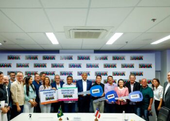 Caraíbas recebe vans e amplia ações em saúde e educação