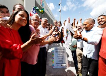 Escola integral é inaugurada e obras são autorizadas