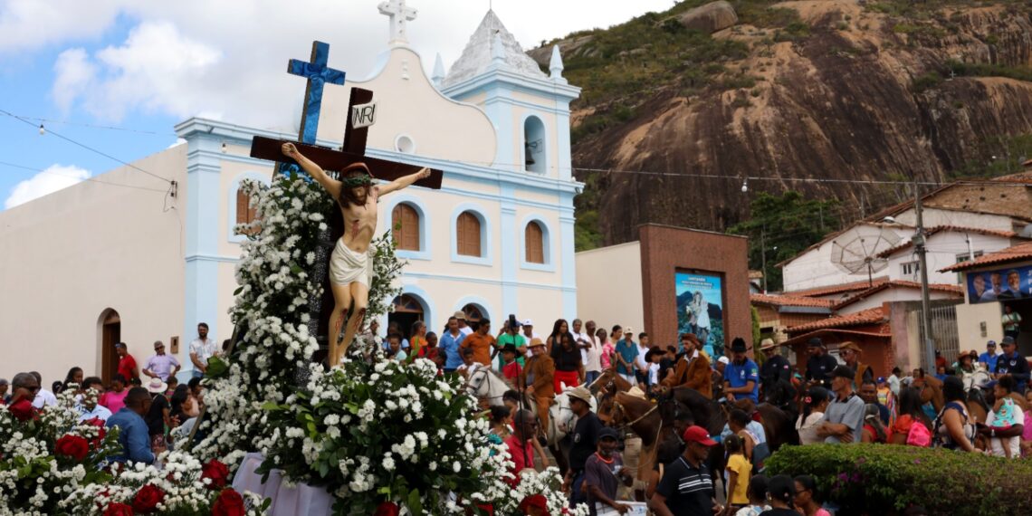 Em Milagres, Jerônimo Rodrigues une devoção, cultura e entregas para mobilidade e saúde