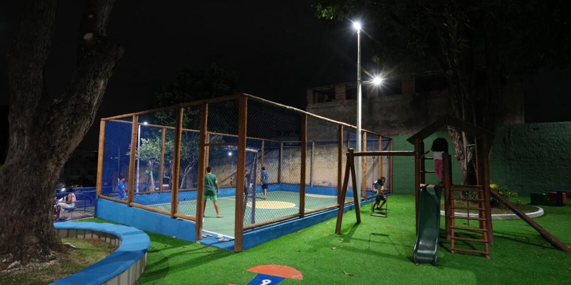 Prefeitura entrega praça requalificada no Cabula com quadra, parque infantil e área de lazer para moradores