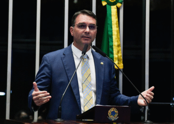 Câmara de Salvador aprova título de cidadão soteropolitano para Flávio Bolsonaro