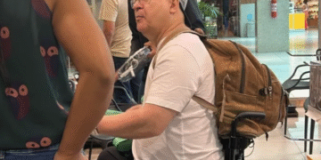 Herbert Vianna é flagrado tocando em shopping de Salvador