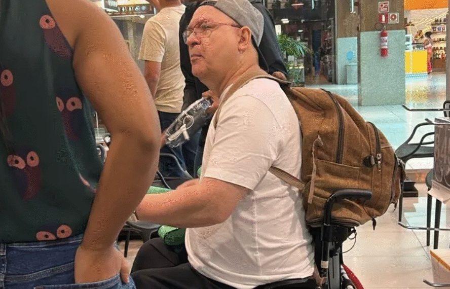 Herbert Vianna é flagrado tocando em shopping de Salvador