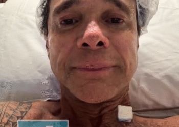 Cantor Netinho chora em hospital após diagnóstico de retorno da doença
