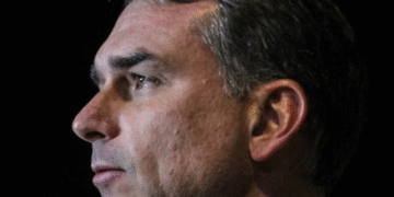 Flávio Bolsonaro admite que pediu milhões a Vorcaro para filme do pai: o que se sabe