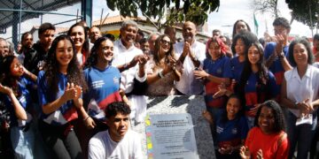 Em Eunápolis, estudantes celebram nova escola entregue pelo Governo do Estado