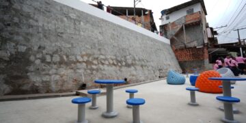 Prefeitura entrega contenção de encosta com área de lazer em Colinas de Periperi