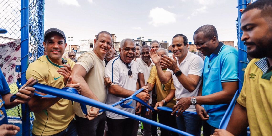 No dia da estreia do Brasil na Copa, Bruno Reis inaugura 100º campo público de grama sintética de Salvador